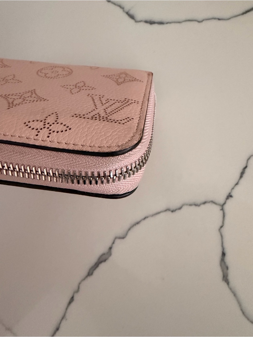 Louis Vuitton Blush Mahina Monogram Zippy - Picture 6 of 11